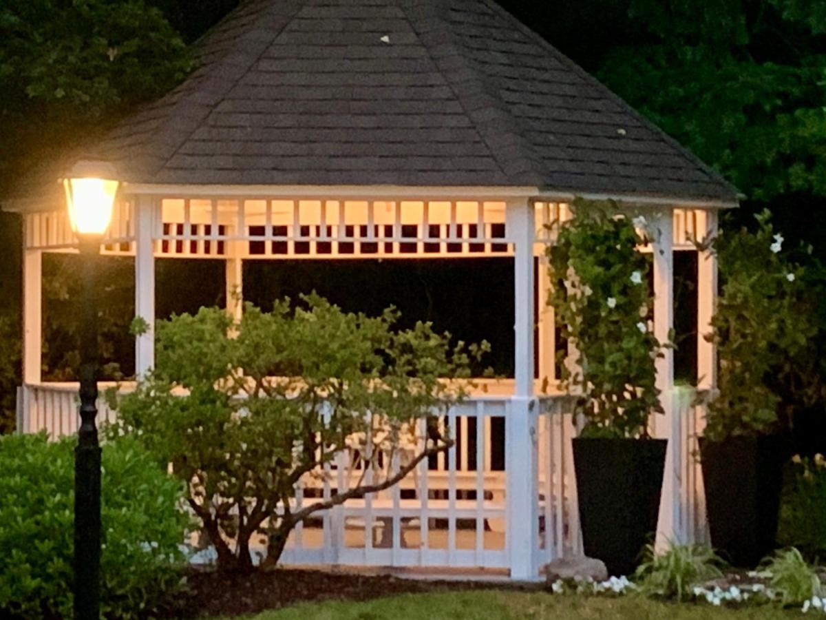 バーンズテーブル Ashley Manor Bed & Breakfast エクステリア 写真
